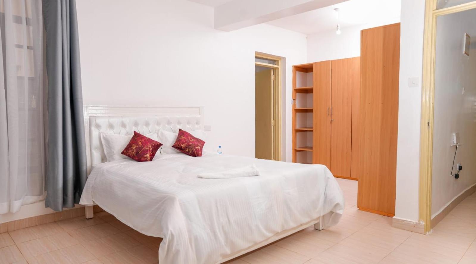 Lake Breeze Apartments Найваша Екстериор снимка