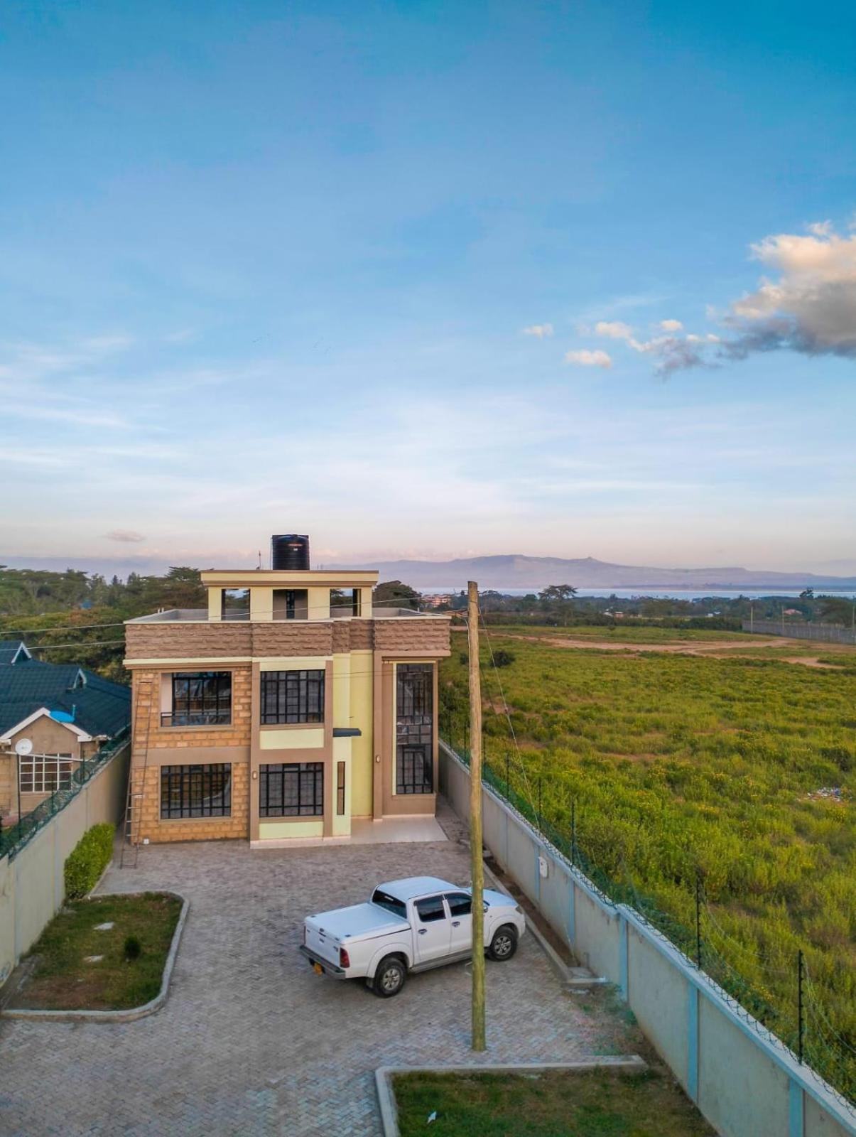 Lake Breeze Apartments Найваша Екстериор снимка